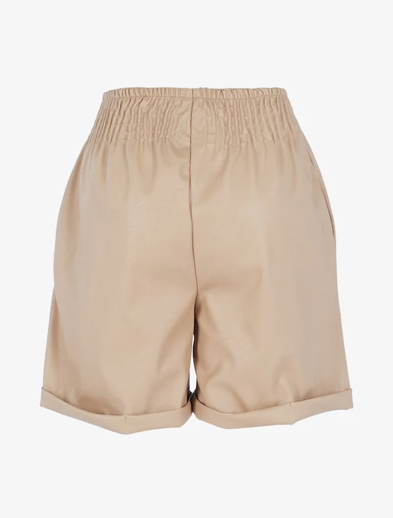 Kurze Oversize-Shorts in Lederoptik - Beige