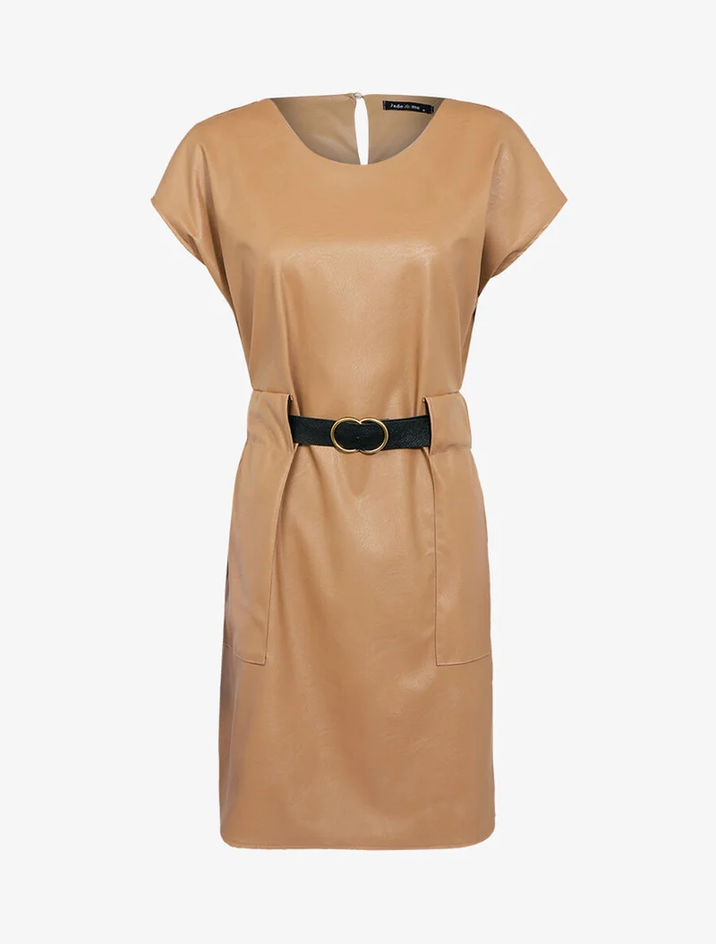 Gerade geschnittenes Kleid aus Kunstleder - Kamel