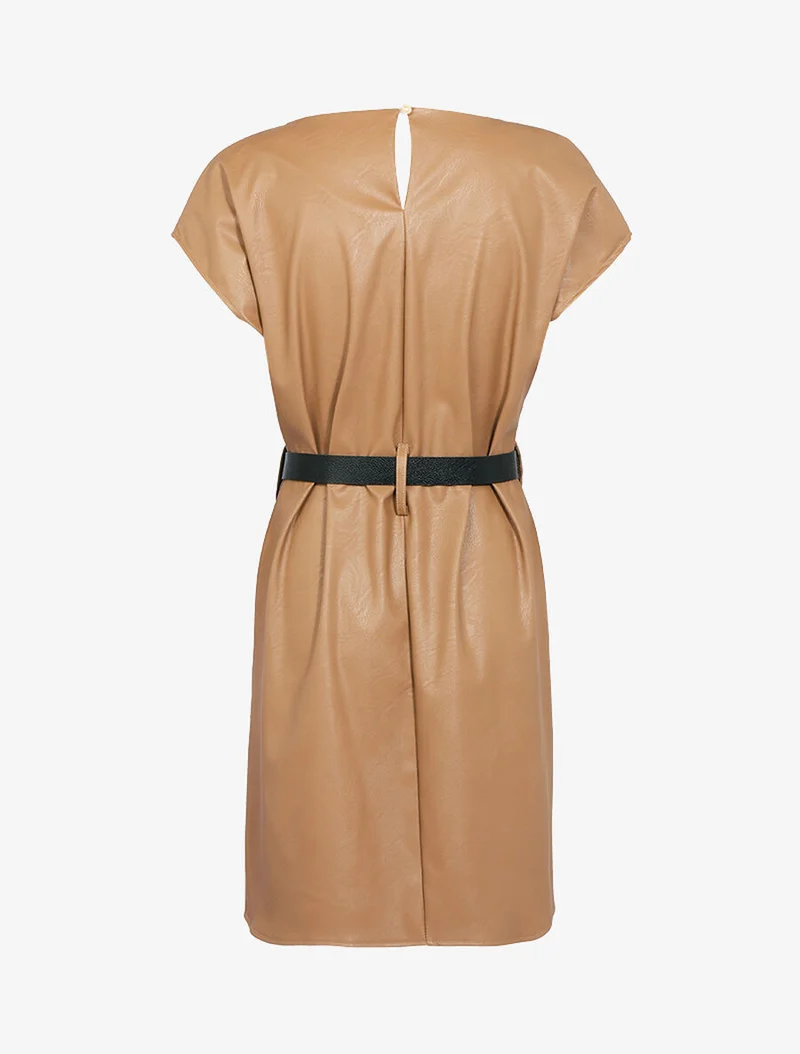 Gerade geschnittenes Kleid aus Kunstleder - Kamel