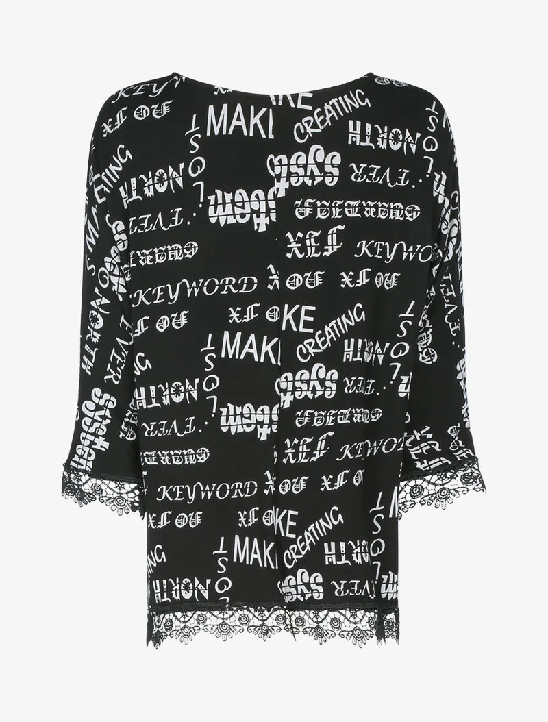 Oversize-Top mit Spitzenrändern und Textdruck - Schwarz