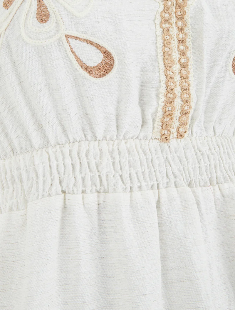 Elastisches, knielanges Kleid mit besticktem Brustteil - Ecru