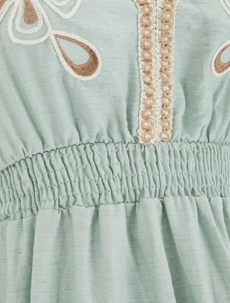 Elastisches, knielanges Kleid mit besticktem Brustteil - Blassgrün