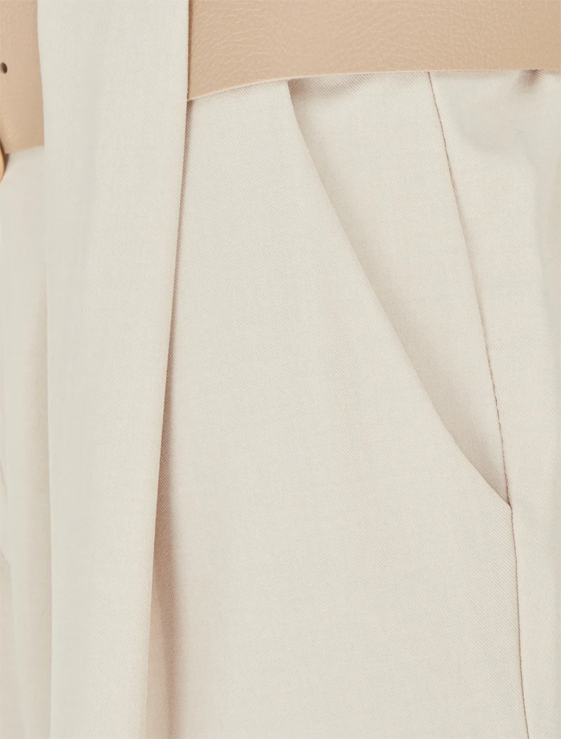 Einfarbige Hose mit stilisiertem Gürtelschlaufen. - Beige