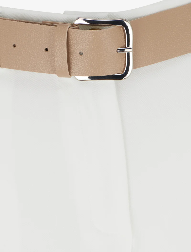 Gürtelte einfarbige Shorts mit Saum - Weiß