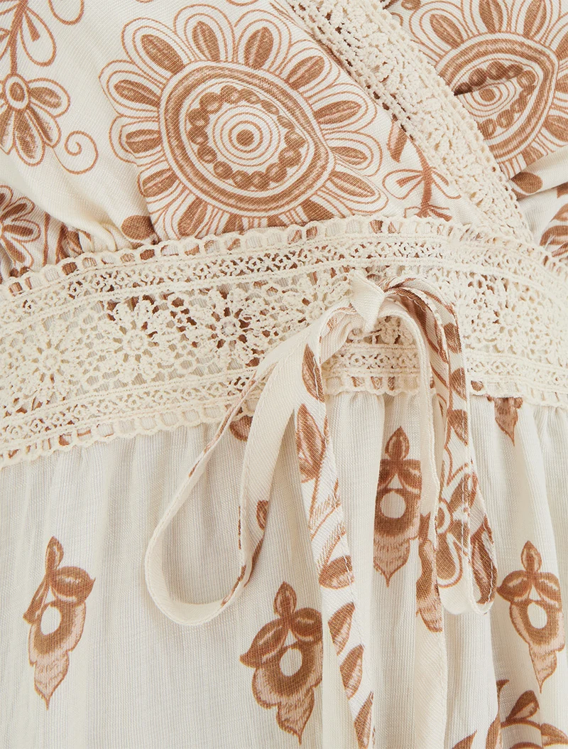 Kleid mit Schal-Print und dünnen Trägern - Kamel