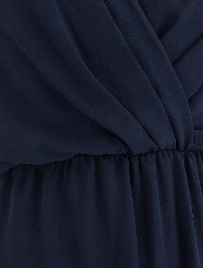 Ausgestelltes Kleid mit kurzen Ärmeln und Wickelausschnitt - Marine