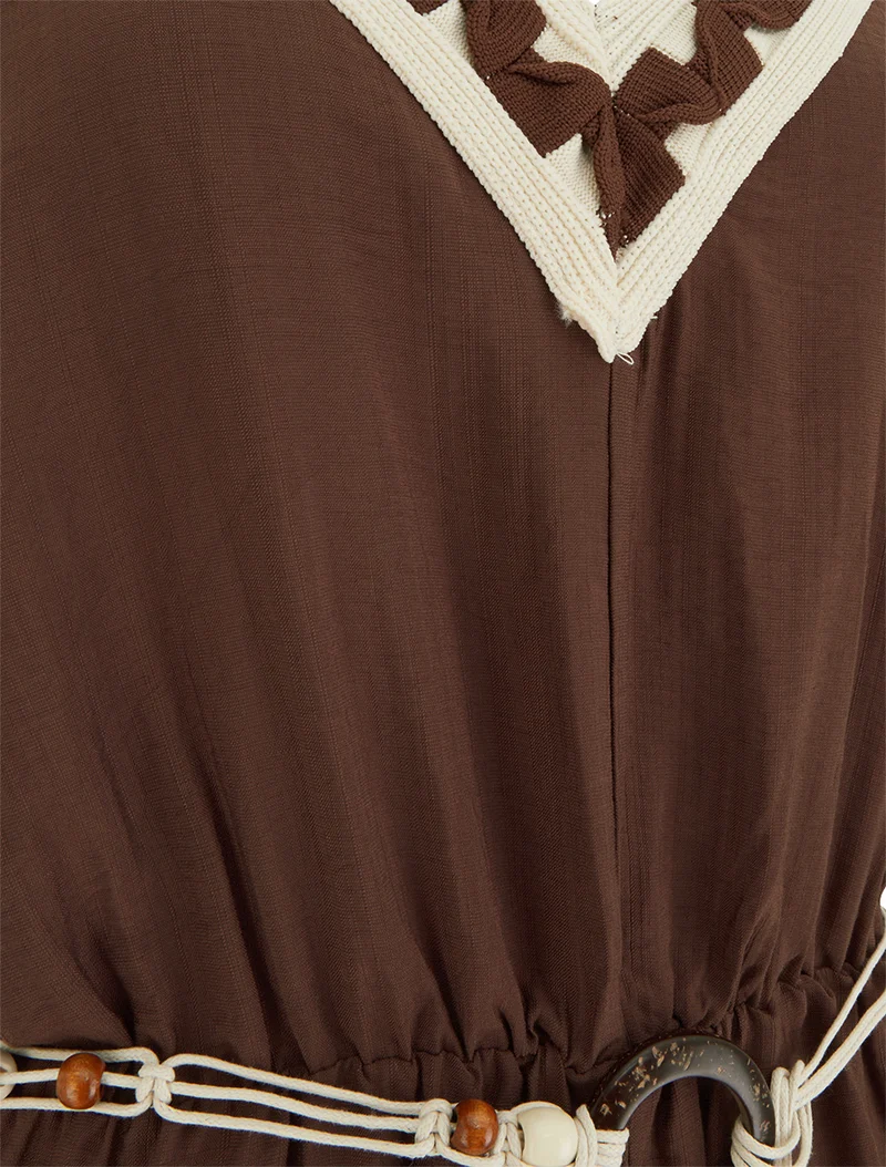 Ärmelloser Jumpsuit mit schmalen Trägern und fantasievollem Kragen - Braun