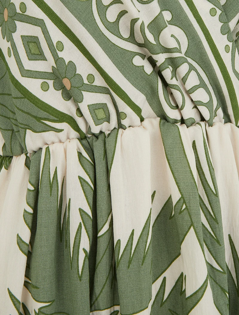 Langes Kleid mit Blattdruck und kurzen Ärmeln - Grün