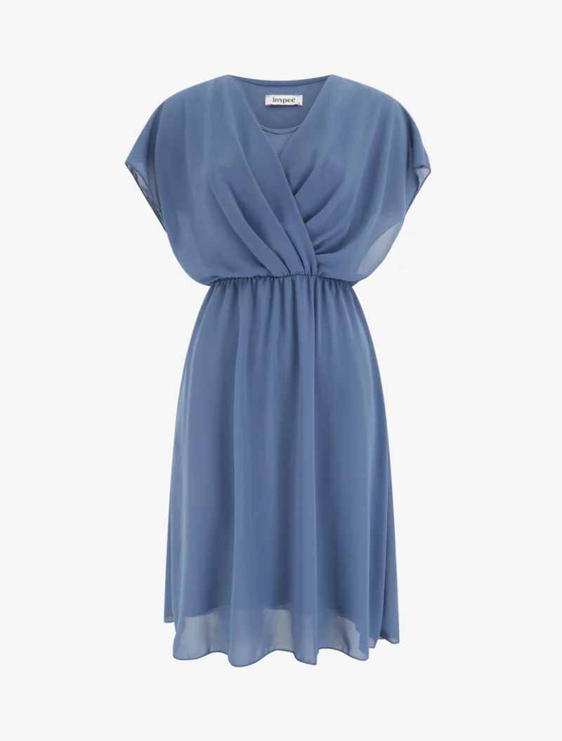 Ausgestelltes Kleid mit kurzen Ärmeln und Wickelausschnitt - Blau