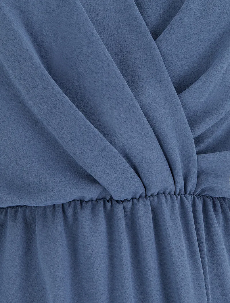 Ausgestelltes Kleid mit kurzen Ärmeln und Wickelausschnitt - Blau