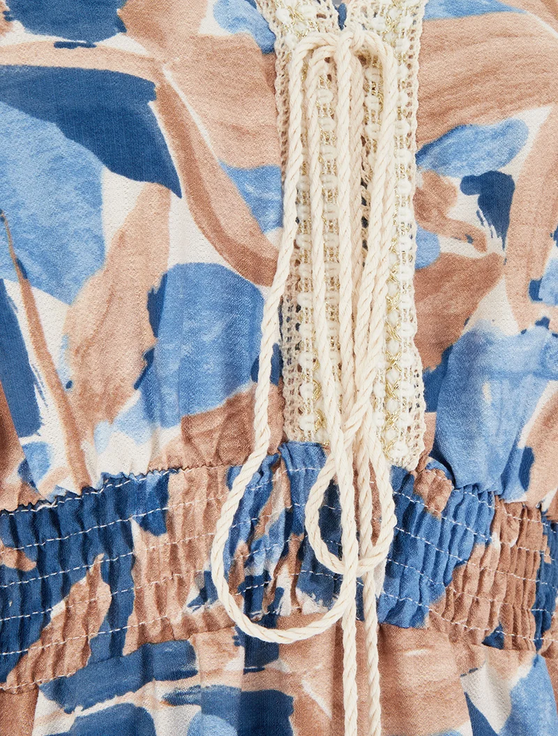 Kleid mit stilisiertem Druck und Häkelkragen - Blau