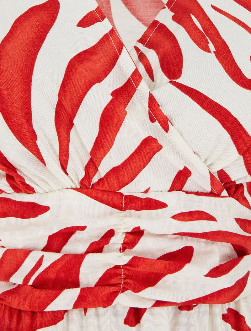 Kleid mit fantasievollem Druck und Wickelausschnitt - Rot