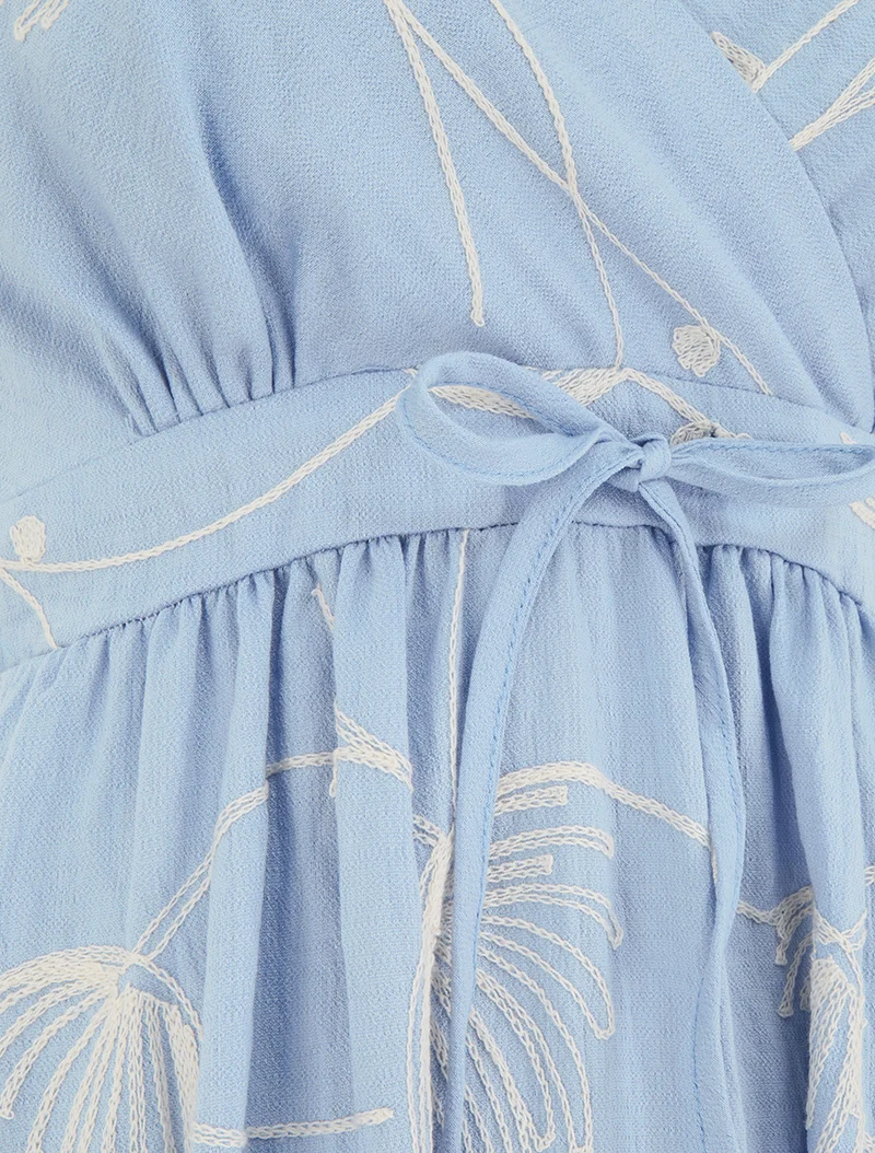 Empire-Langkleid mit pflanzlichen Stickereien - Himmelblau