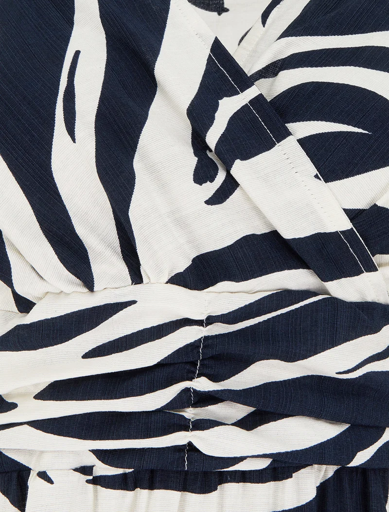 Kleid mit fantasievollem Druck und Wickelausschnitt - Marine