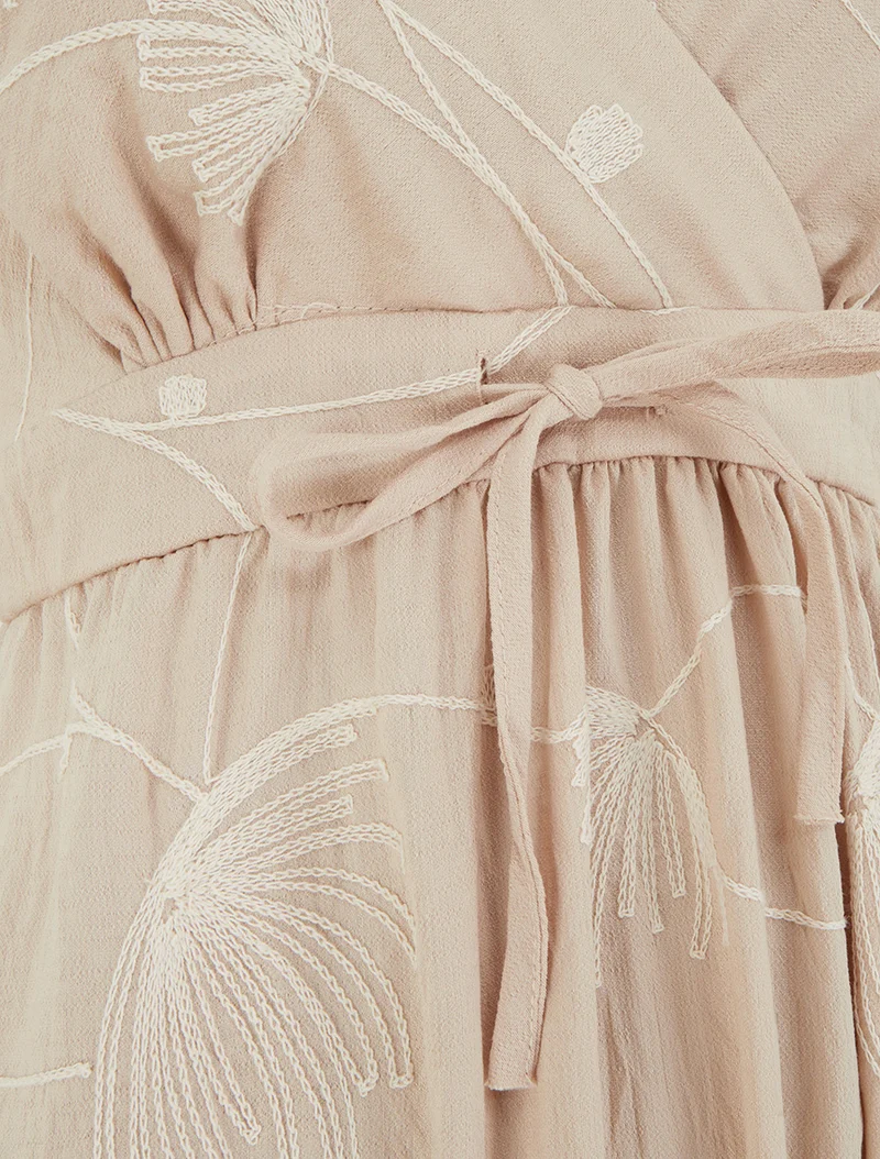 Empire-Langkleid mit pflanzlichen Stickereien - Beige