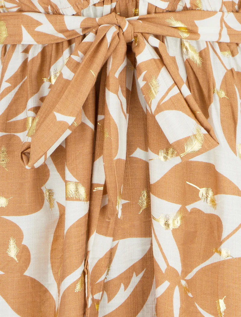 Midikleid mit Blattdruck und schimmernd - Kamel