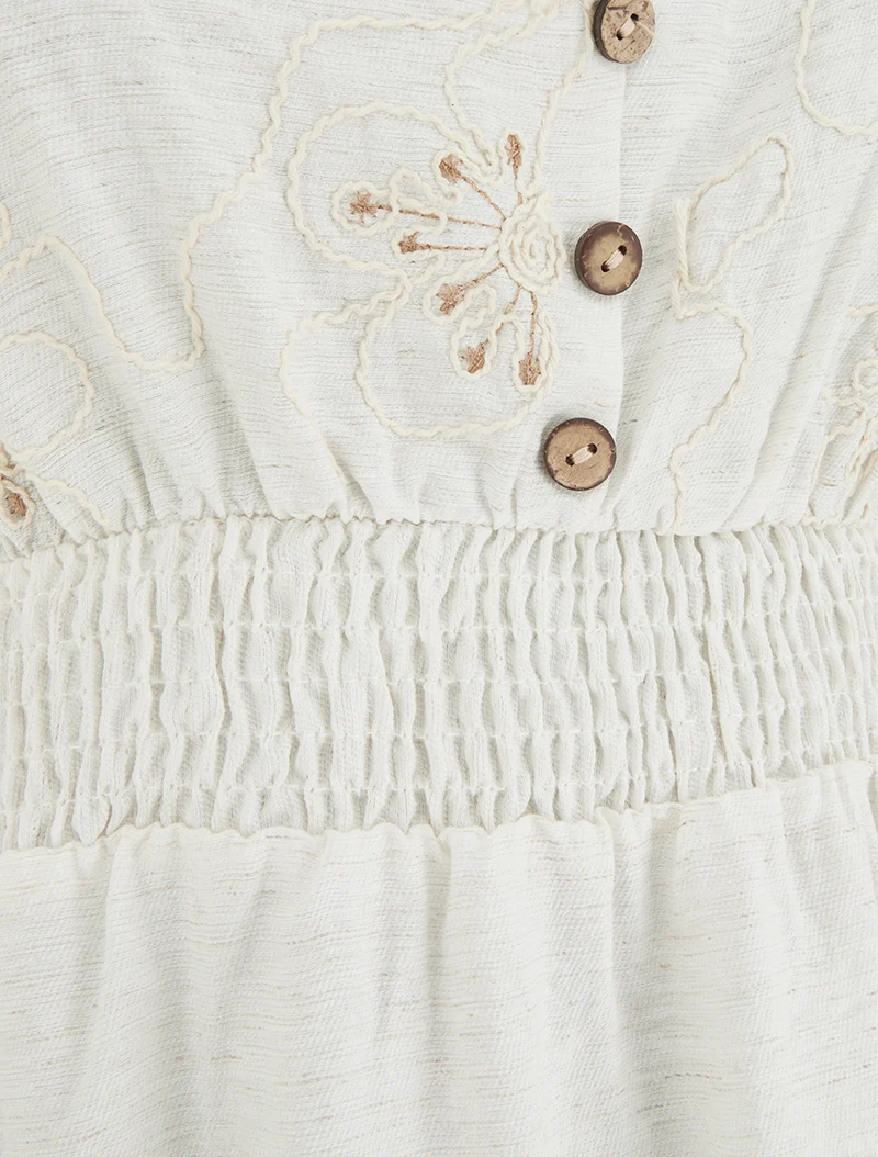 Elastisches, knielanges Kleid mit besticktem Brustteil - Weiß