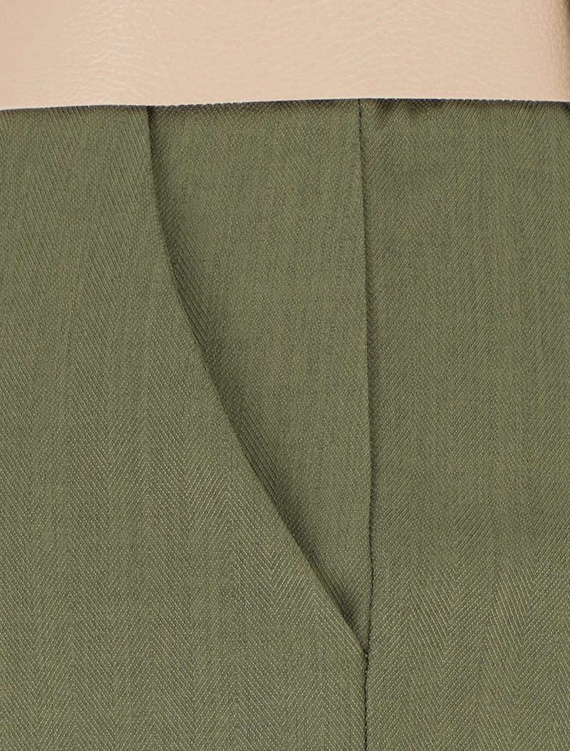 Gürtelte einfarbige Shorts mit Saum - Kaki