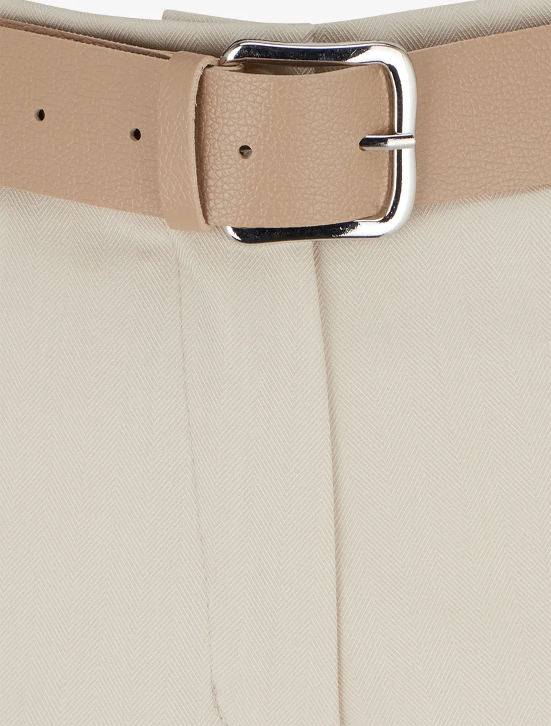 Gürtelte einfarbige Shorts mit Saum - Beige