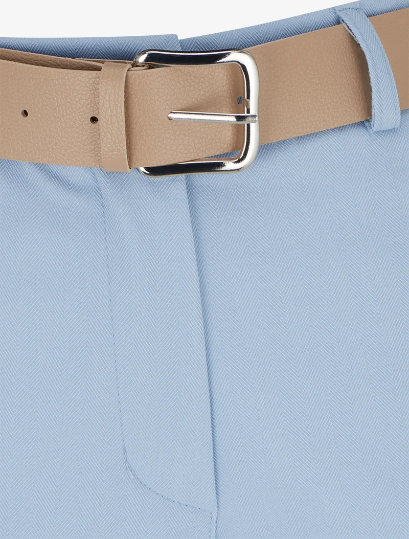 Gürtelte einfarbige Shorts mit Saum - Himmelblau