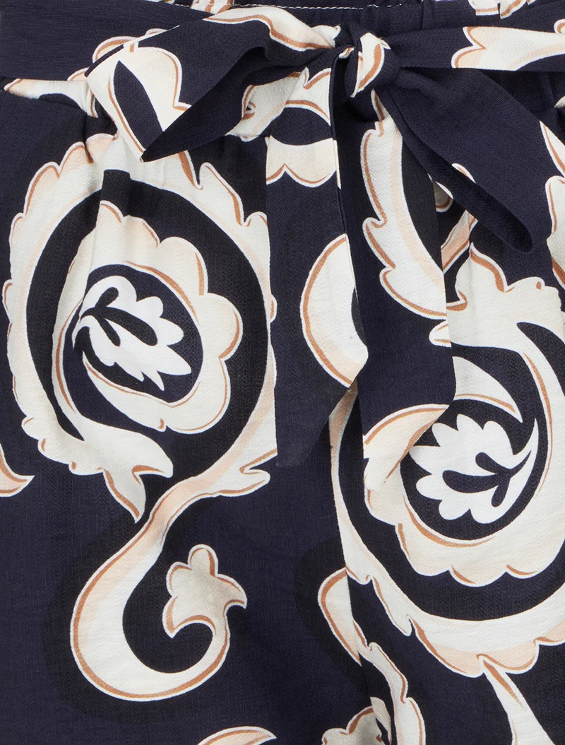 Elastische Shorts mit arabeskem Druckmuster. - Marine