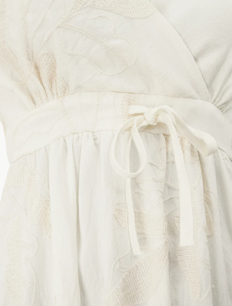 Empire-Langkleid mit stilisierten Blätterstickereien - Weiß