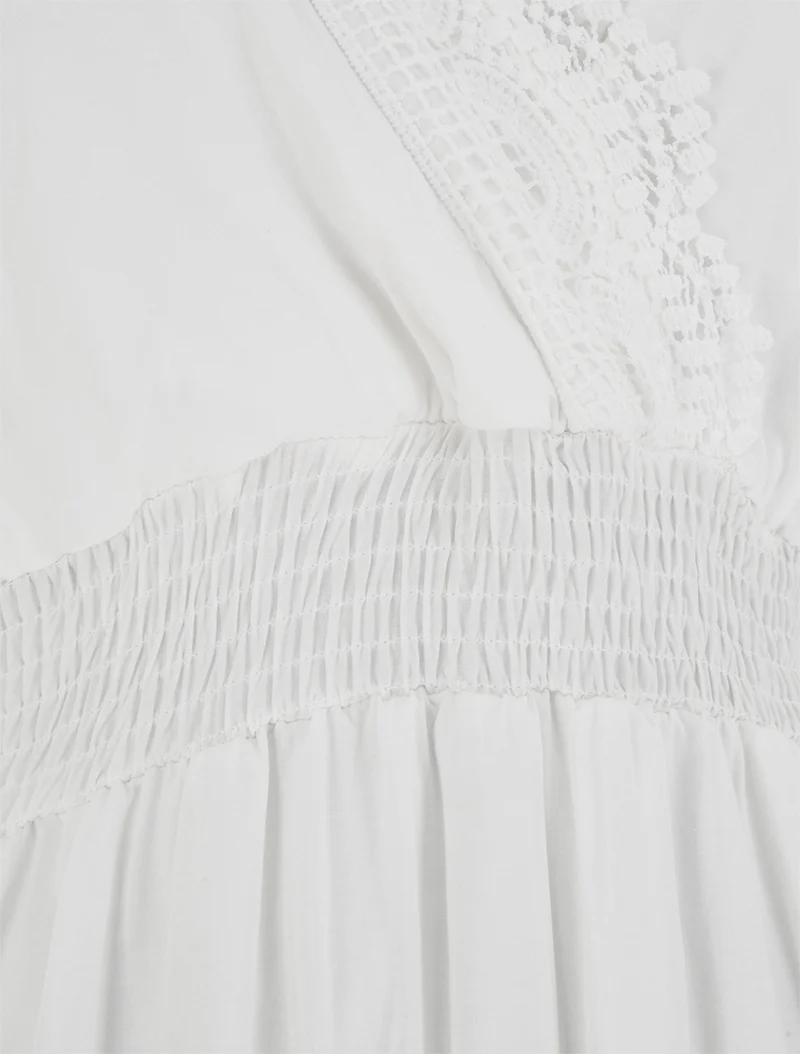 Ausgestelltes Kleid mit Spitzenkragen - Weiß