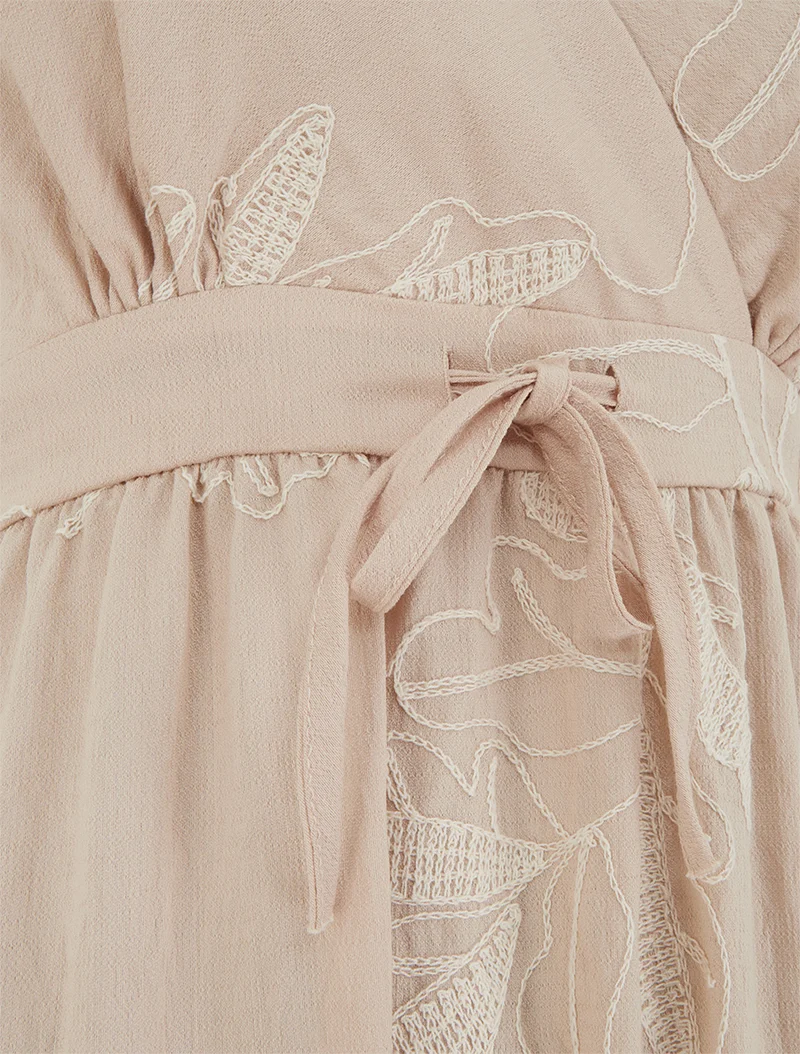 Empire-Langkleid mit stilisierten Blätterstickereien - Beige