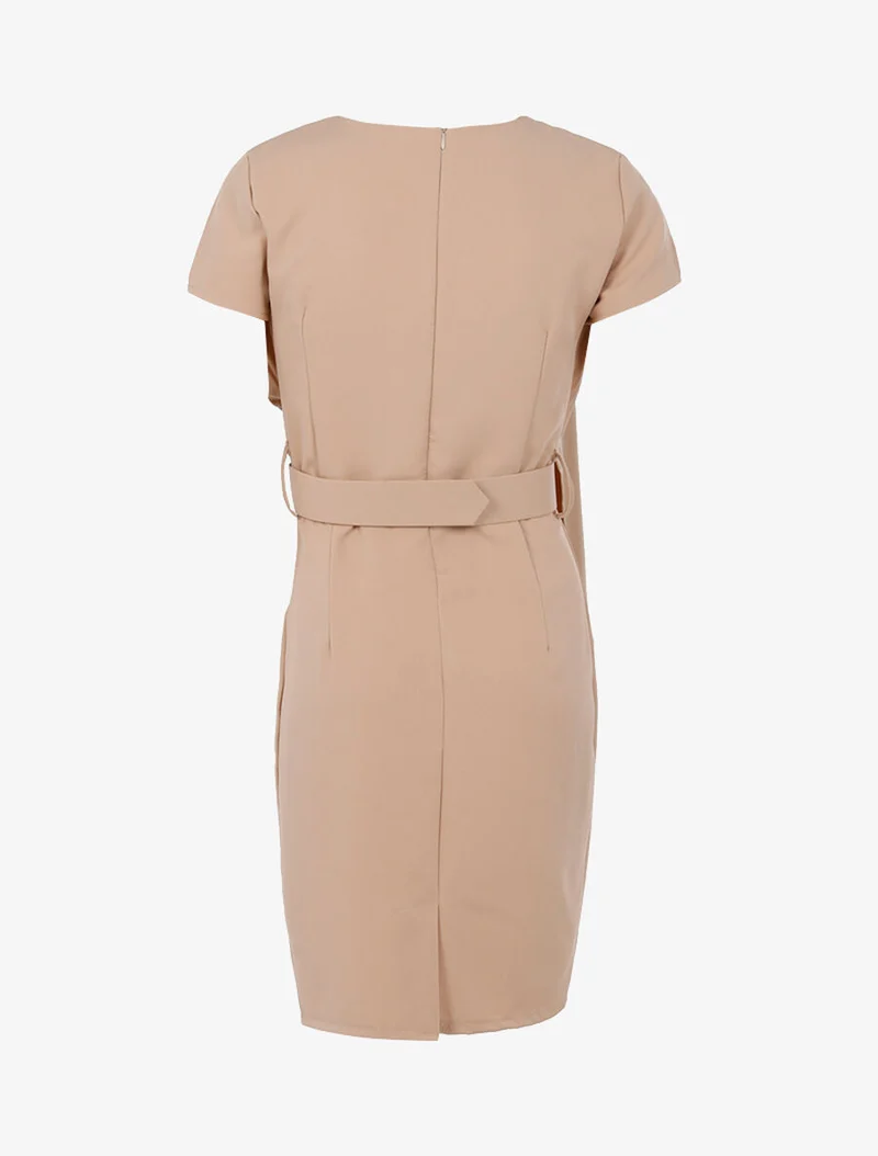 Tailliertes Kleid mit schrägem Saum - Beige