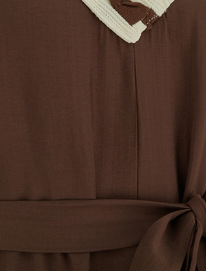 Ärmelloses langes Kleid mit fantasievollem V-Ausschnitt - Braun