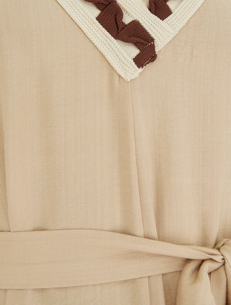 Ärmelloses langes Kleid mit fantasievollem V-Ausschnitt - Beige