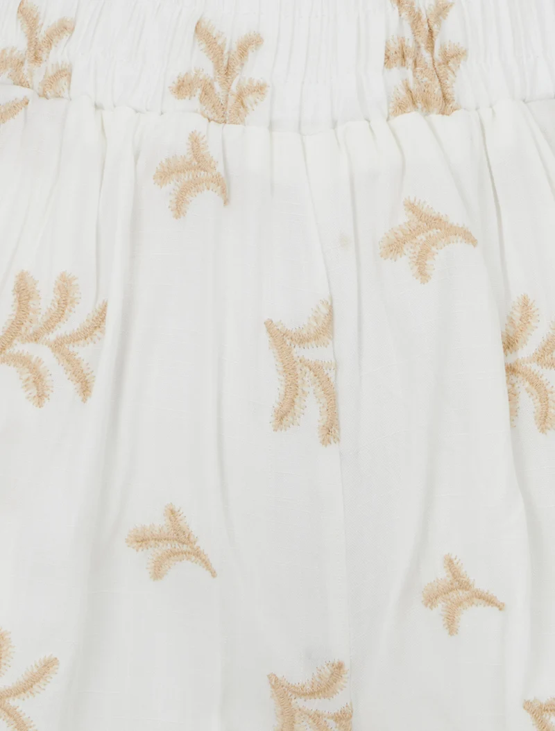Elastische Shorts mit fantasievollen Stickereien - Weiß