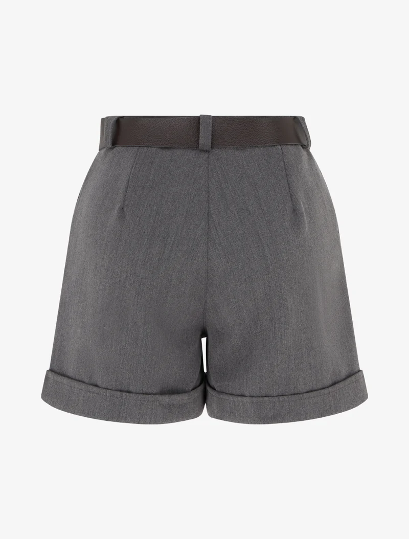 Gekrempelte Shorts mit Gürtel - Grau