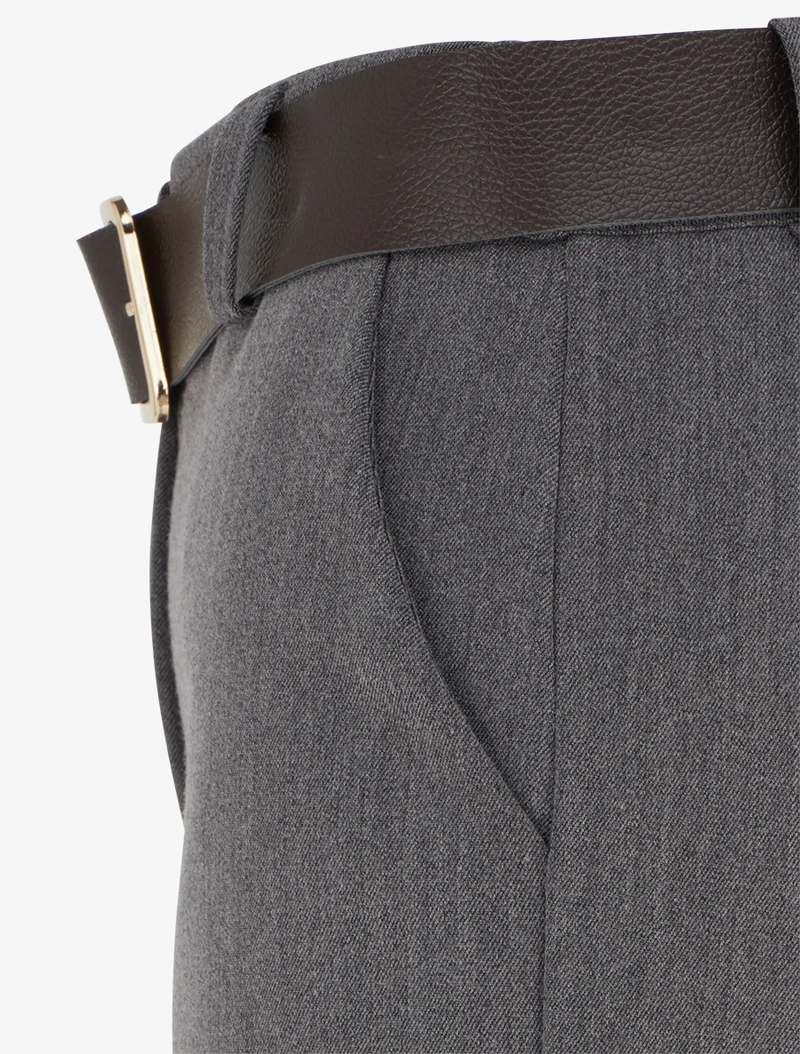 Gekrempelte Shorts mit Gürtel - Grau