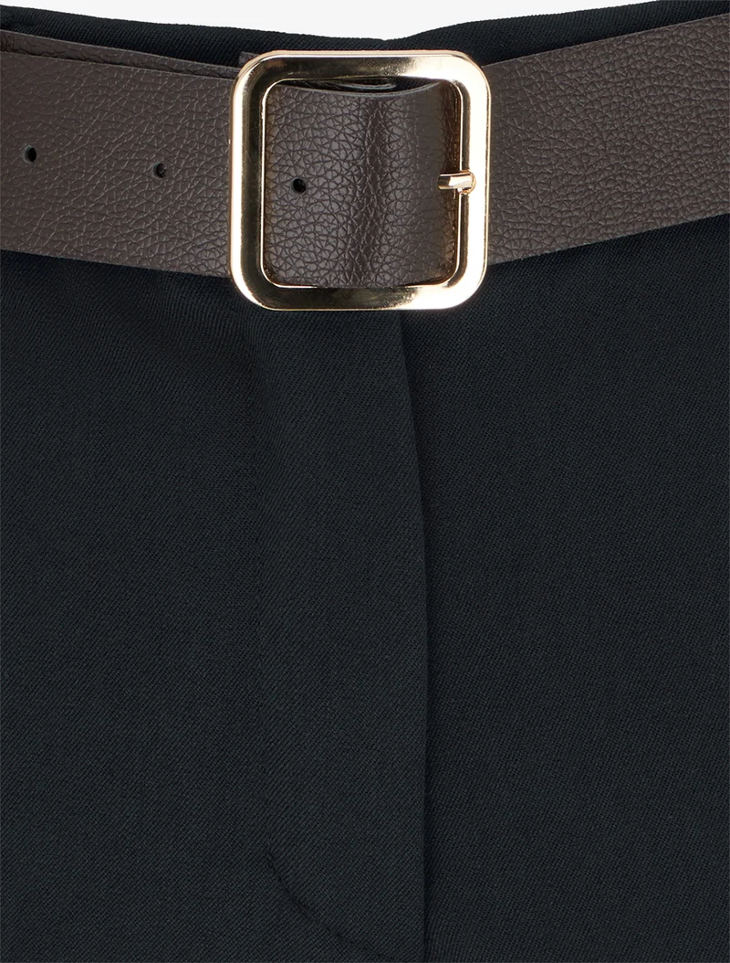 Gekrempelte Shorts mit Gürtel - Schwarz