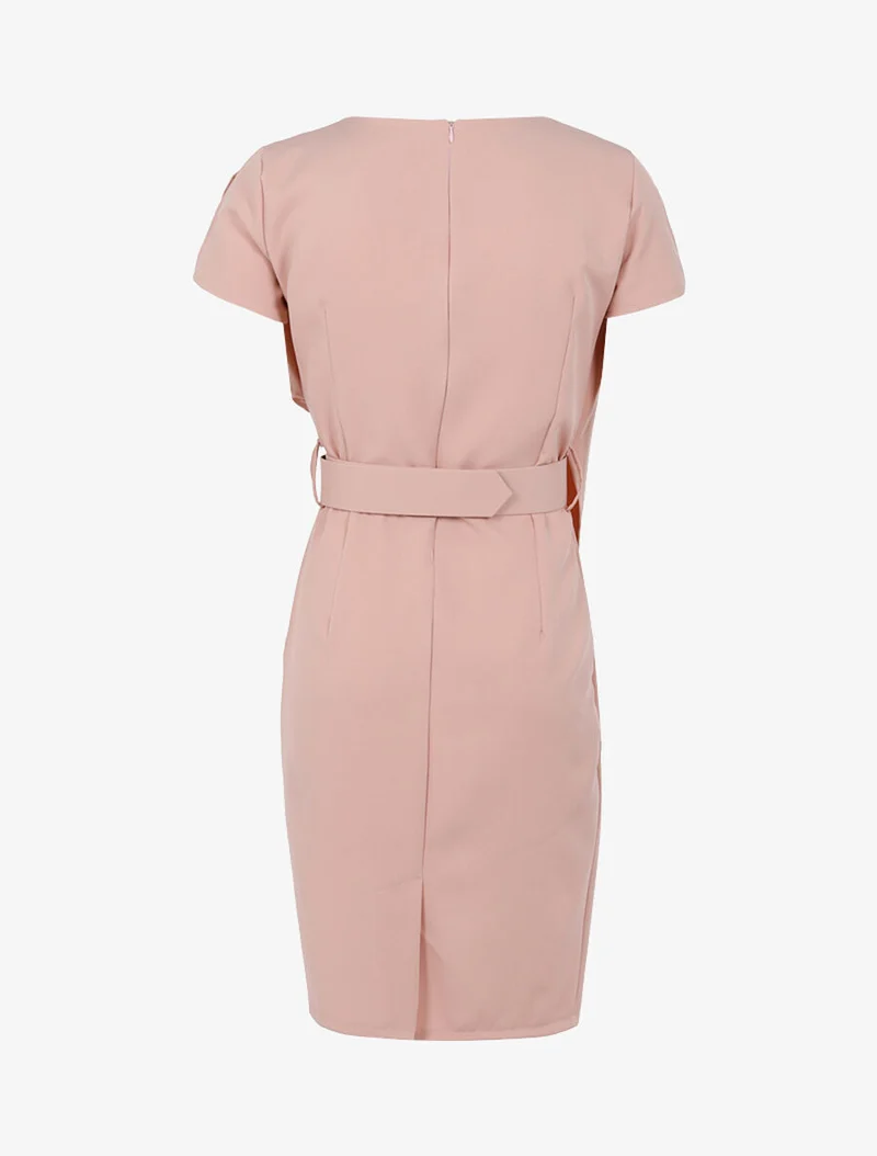 Tailliertes Kleid mit schrägem Saum - Rose