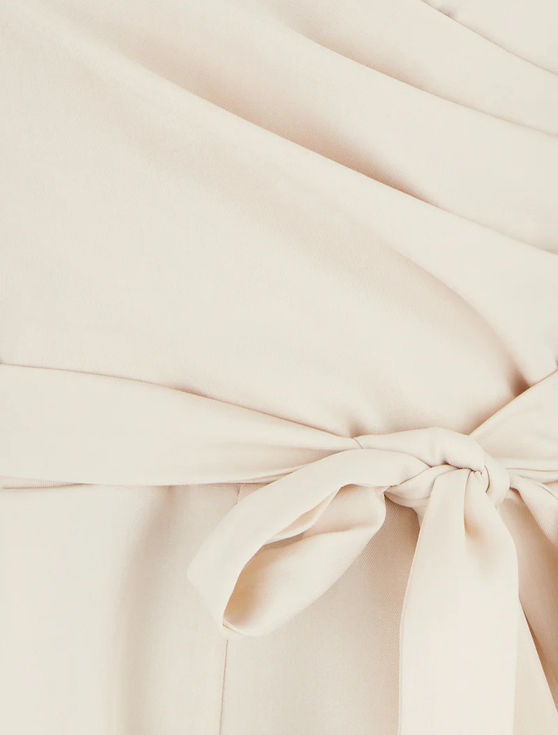 Fließender Jumpsuit mit schmalen Trägern - Beige