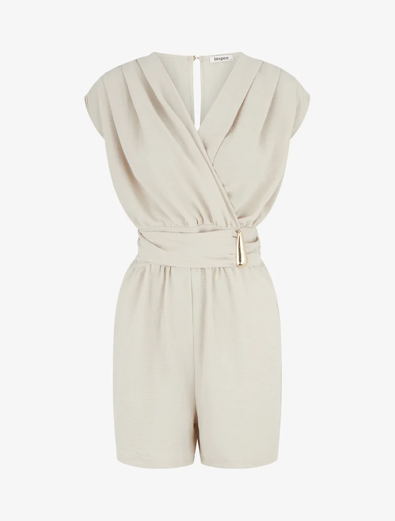 Einfarbiger Jumpsuit mit Schmuckeinsatz an der Taille. - Beige