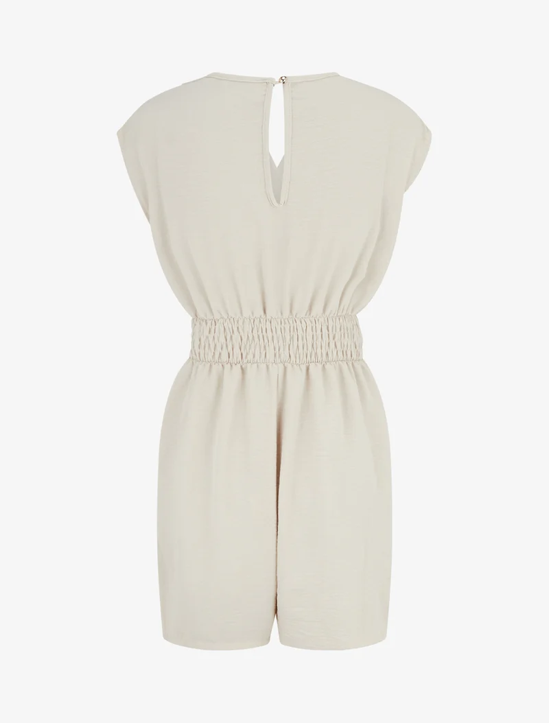 Einfarbiger Jumpsuit mit Schmuckeinsatz an der Taille. - Beige