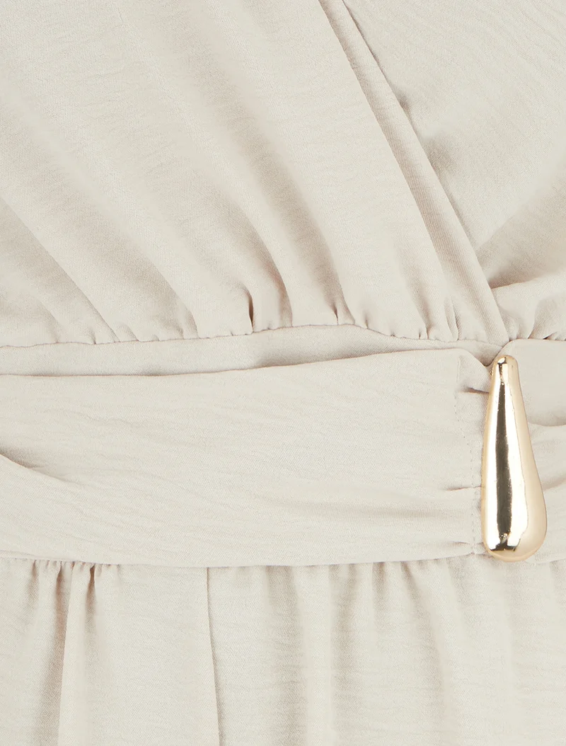 Einfarbiger Jumpsuit mit Schmuckeinsatz an der Taille. - Beige