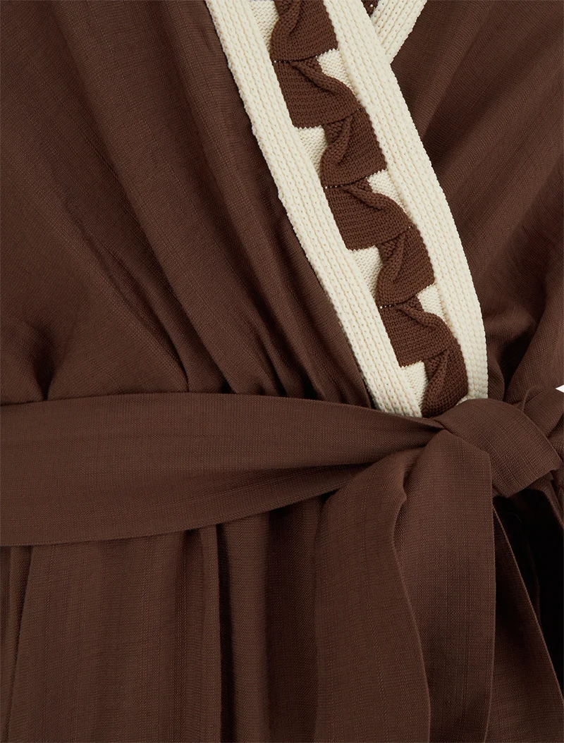 Langärmeliges Kleid mit fantasievollem Kragen - Braun