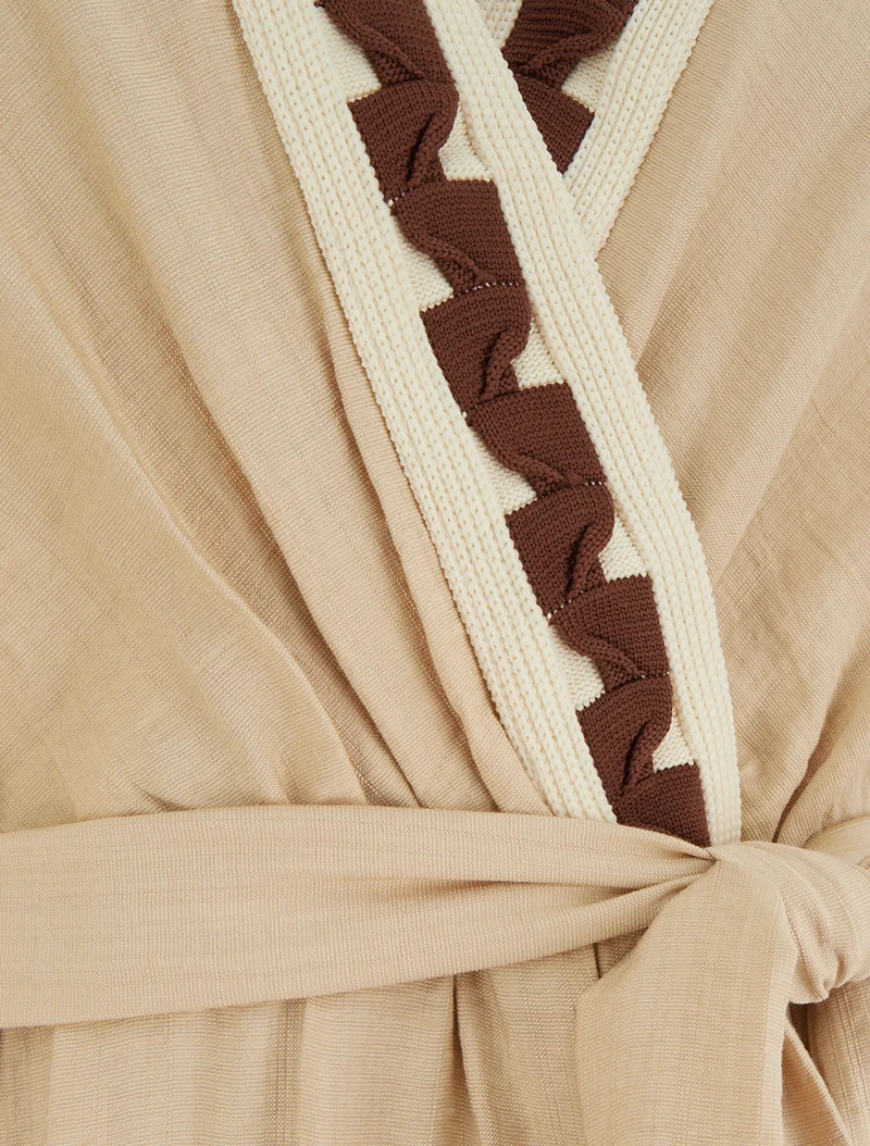 Langärmeliges Kleid mit fantasievollem Kragen - Beige