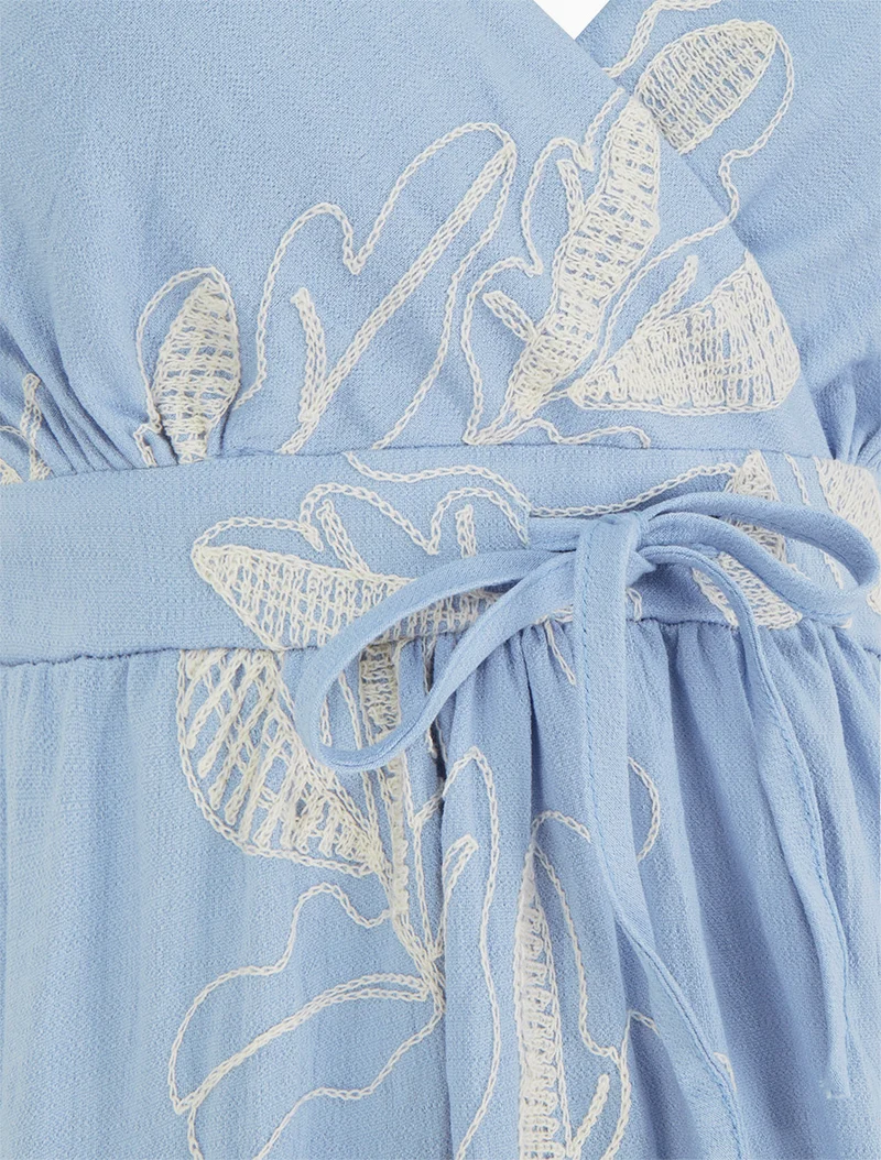 Empire-Langkleid mit stilisierten Blätterstickereien - Himmelblau