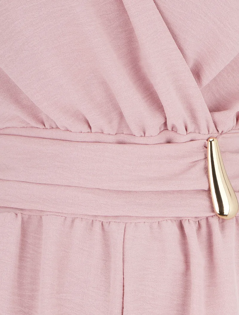 Einfarbiger Jumpsuit mit Schmuckeinsatz an der Taille. - Altrosa