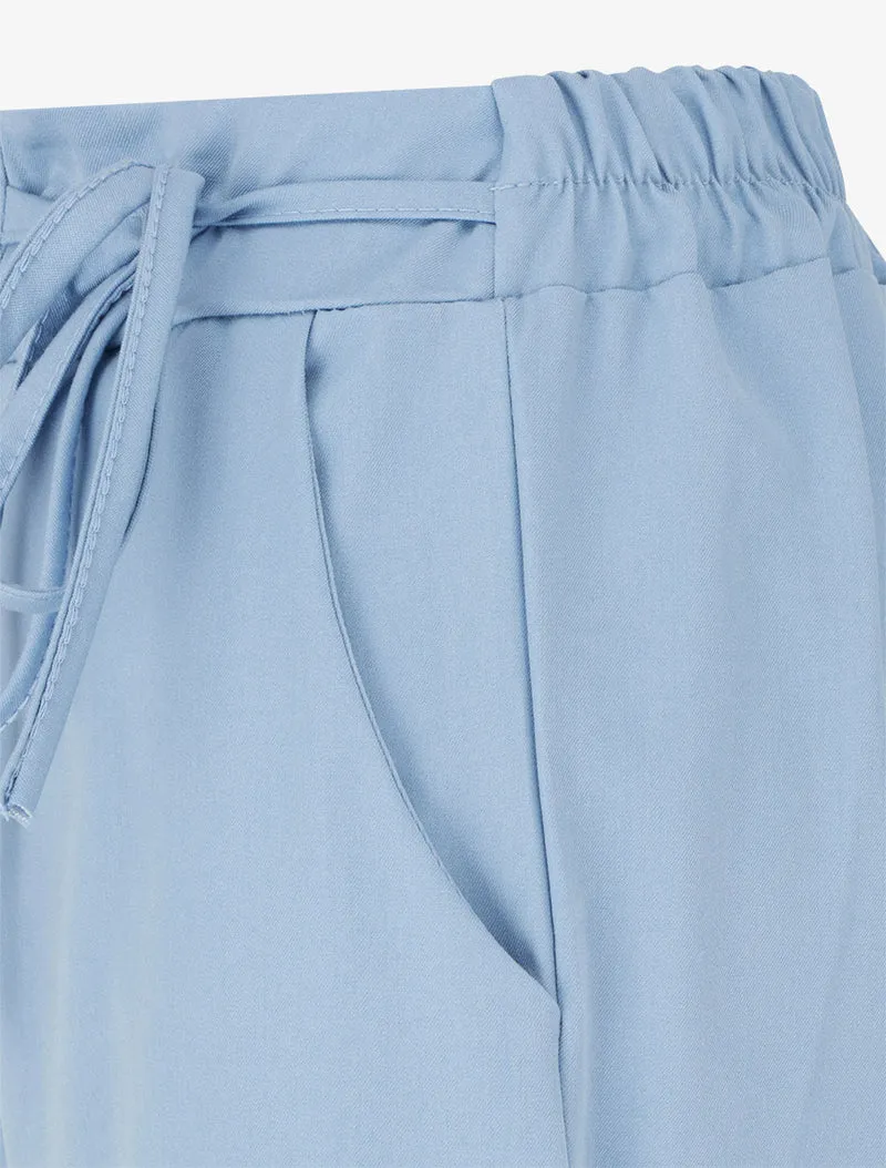 Einfarbige fließende Hose mit Bindebändern. - Himmelblau