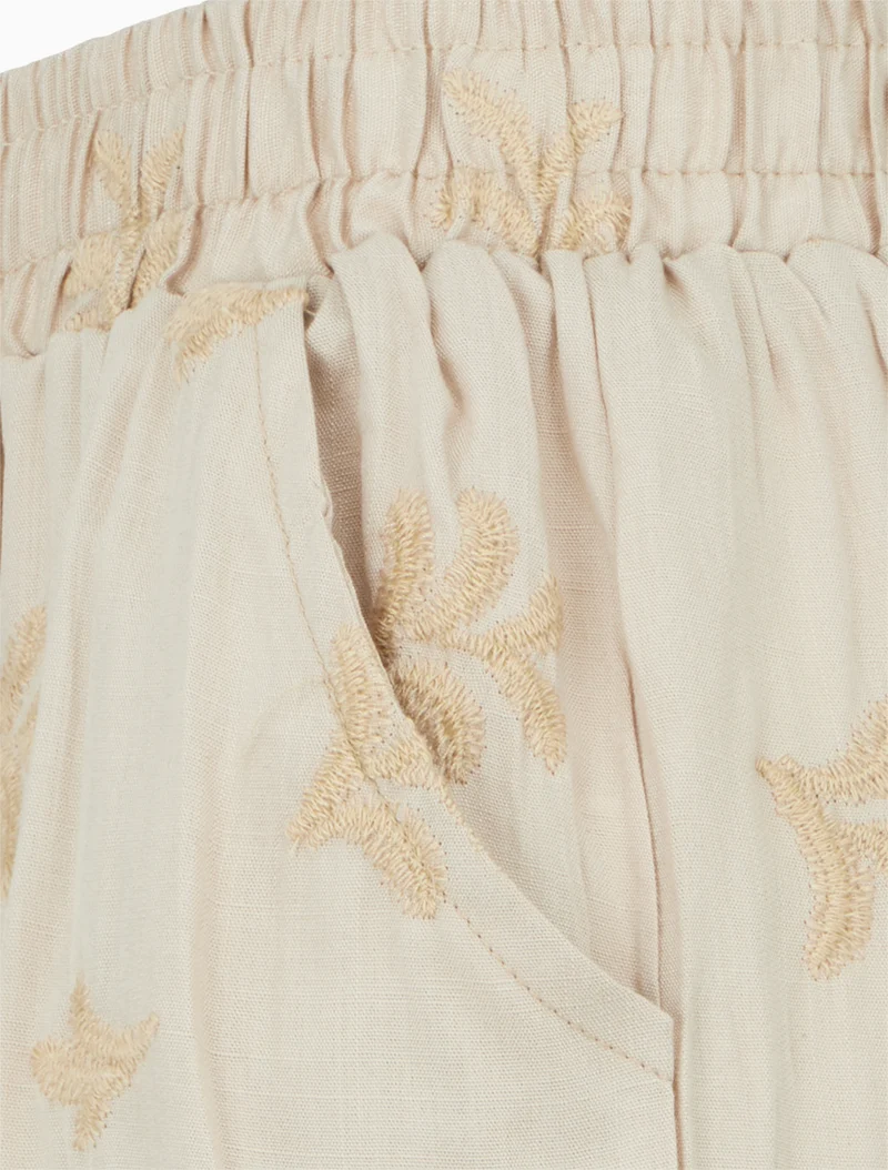 Elastische Shorts mit fantasievollen Stickereien - Beige