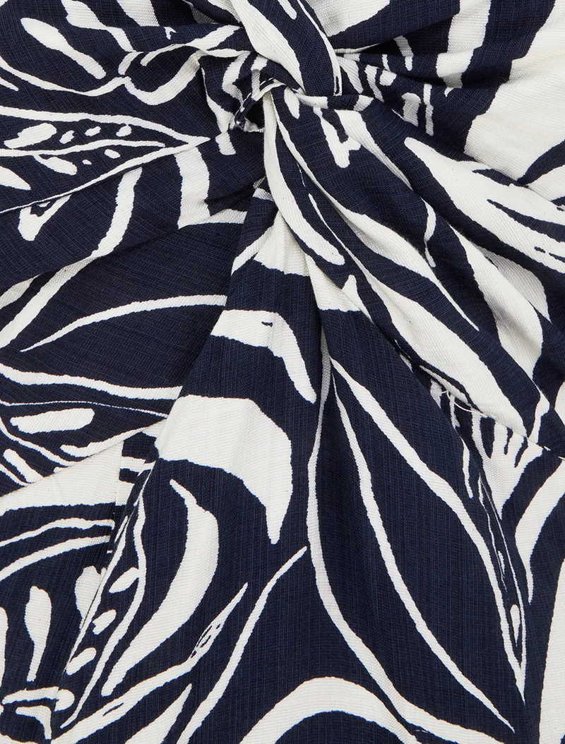 Langes Trägerkleid mit stilisiertem Druck - Marine