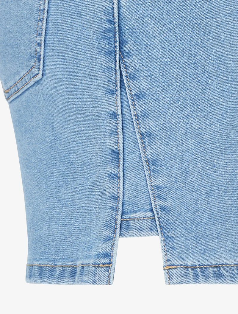 Jeansshort mit geschlitzten Säumen - Blau
