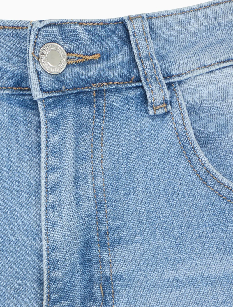 Kurzer Push in Jeans mit ausgefransten Säumen - Blau
