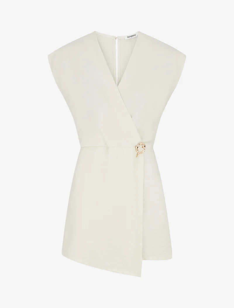 Wickelkleid-Stil Jumpsuit mit Brosche - Beige